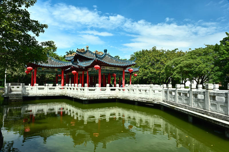 深圳龙园蓝天白云下传统建筑景观图片