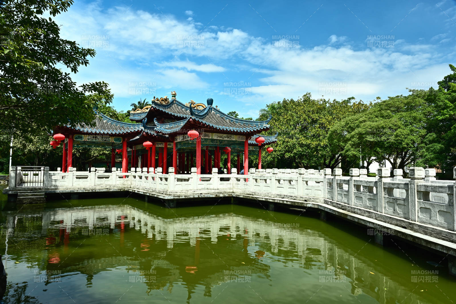 深圳龙园蓝天白云下传统建筑景观图片