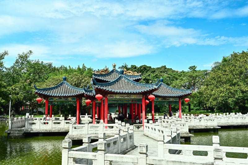 深圳龙园蓝天白云下传统建筑景观图片