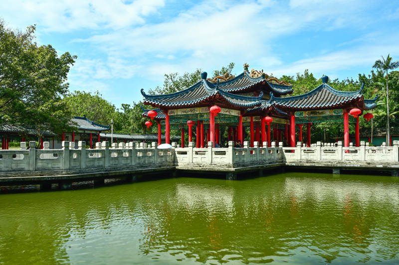 深圳龙园蓝天白云下传统建筑景观图片