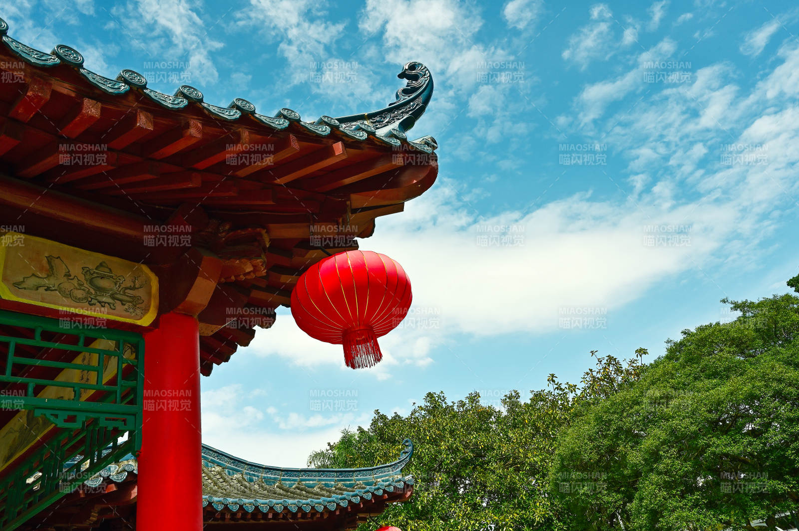 红灯笼映蓝天图片