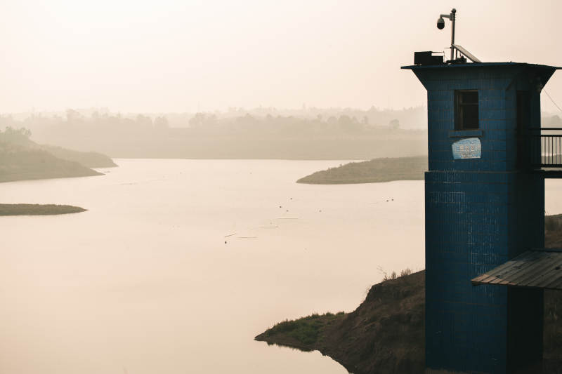 湖畔瞭望塔图片