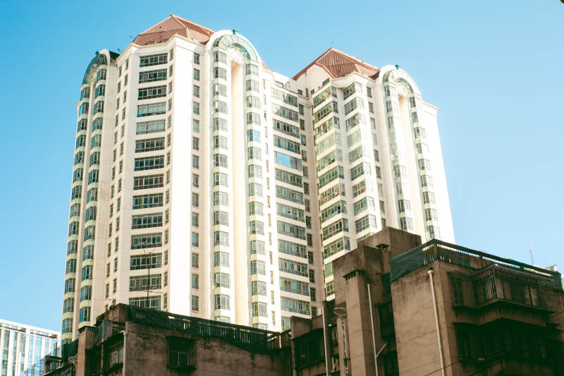 高楼耸立蓝天间图片