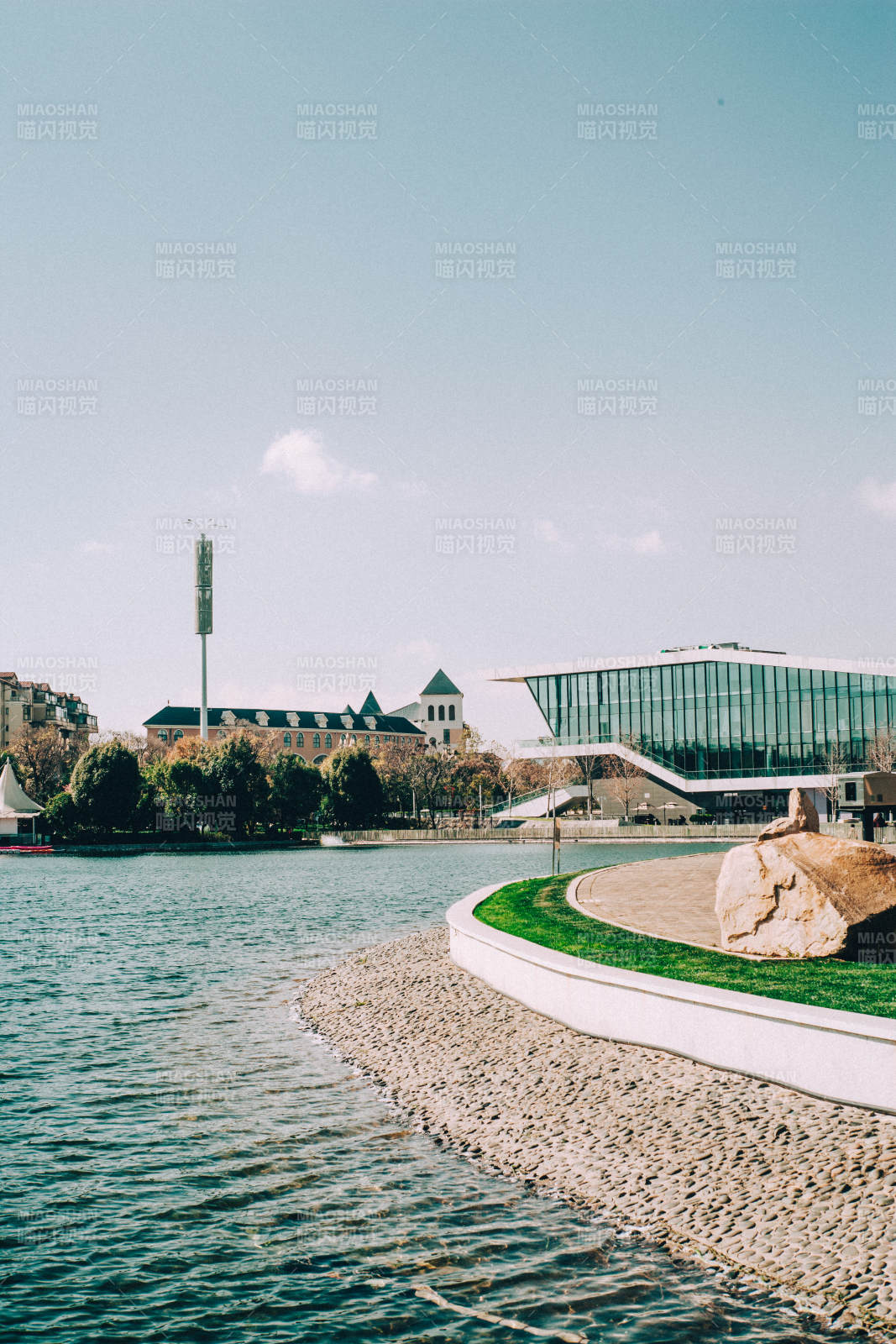 湖畔现代建筑风光图片