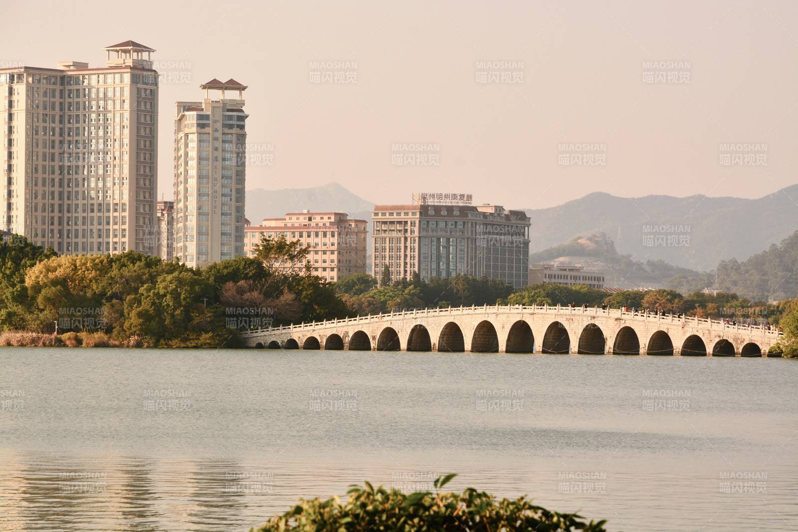 湖畔拱桥与高楼，泉州西湖图片