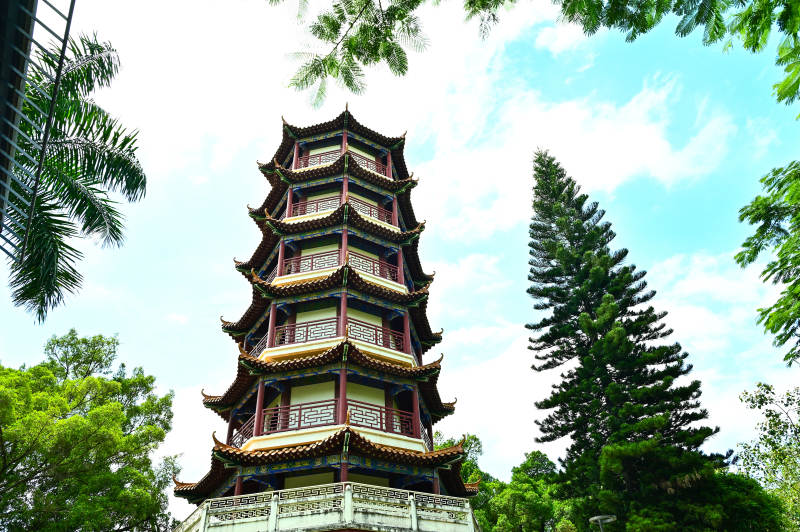 深圳龙园古塔耸立绿树间图片