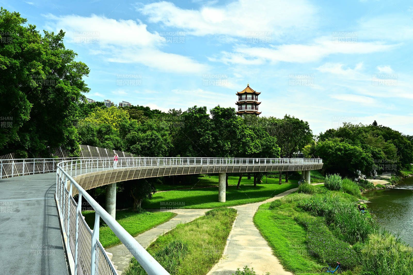 深圳龙园现代天桥与古塔景观图片