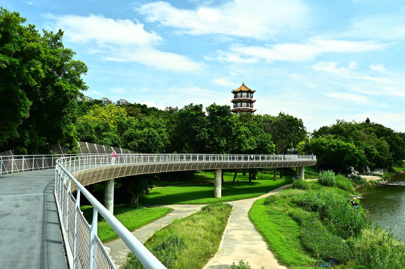 深圳龙园现代天桥与古塔景观图片