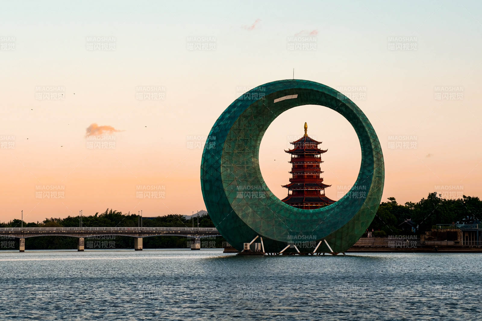 环中塔影（厦门园博苑）图片