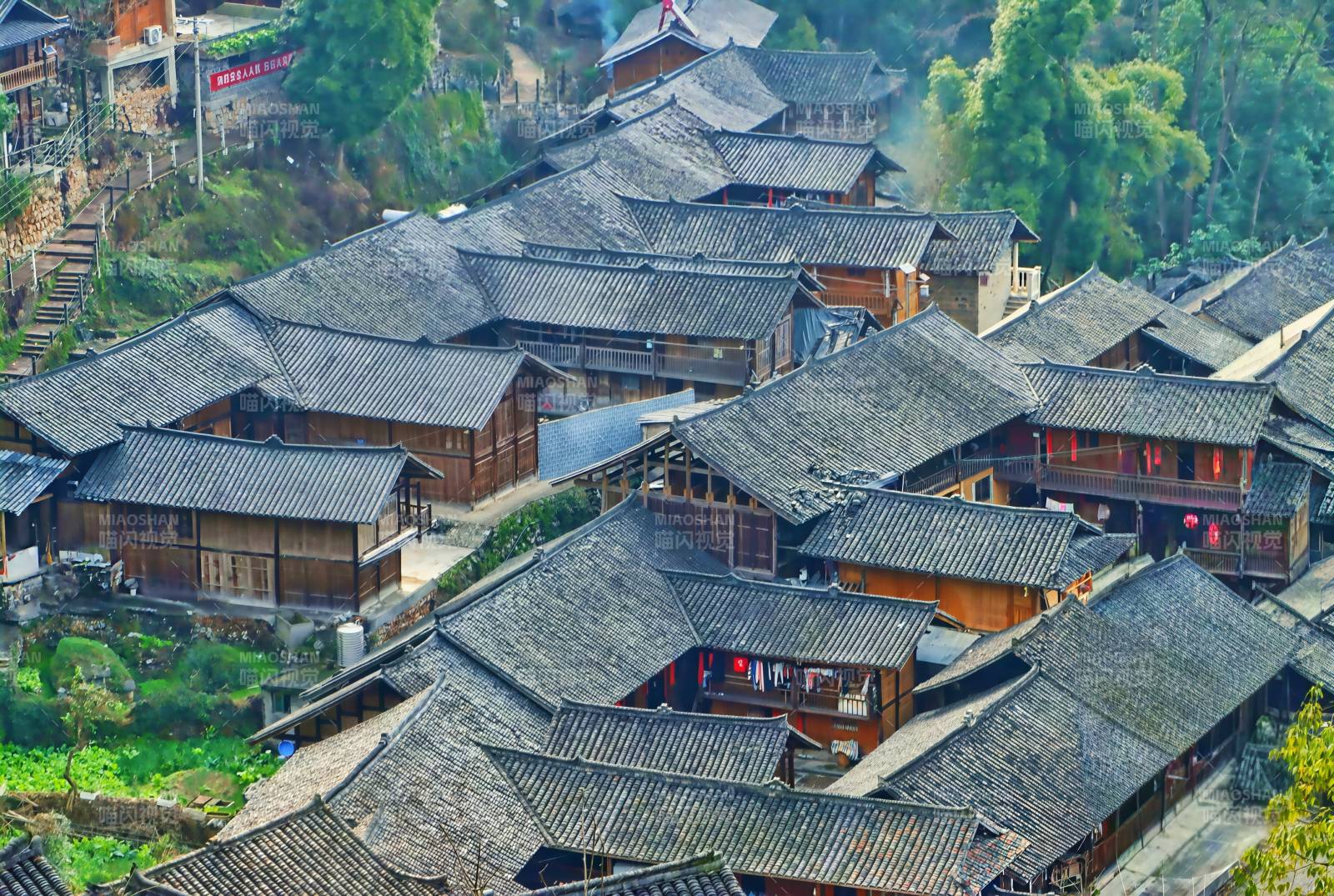 古村屋檐叠翠图片