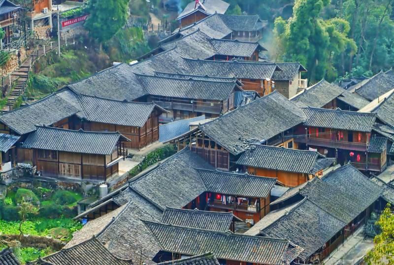 古村屋檐叠翠图片