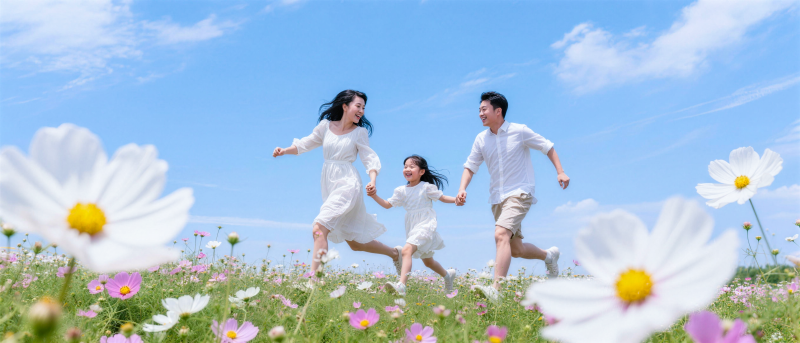 花海中的幸福奔跑图片