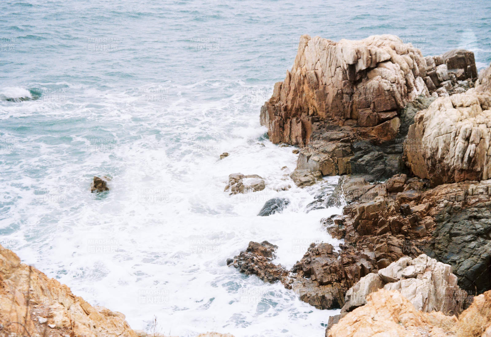 海浪拍打岩石图片