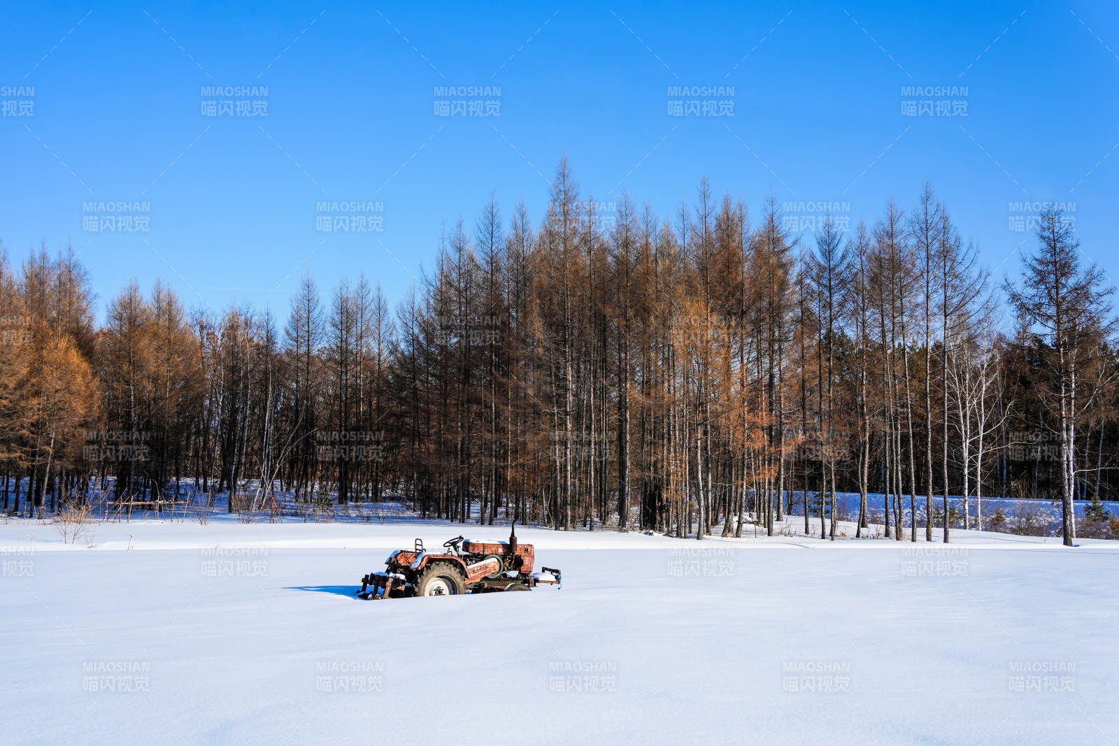 雪地中孤单的拖拉机图片
