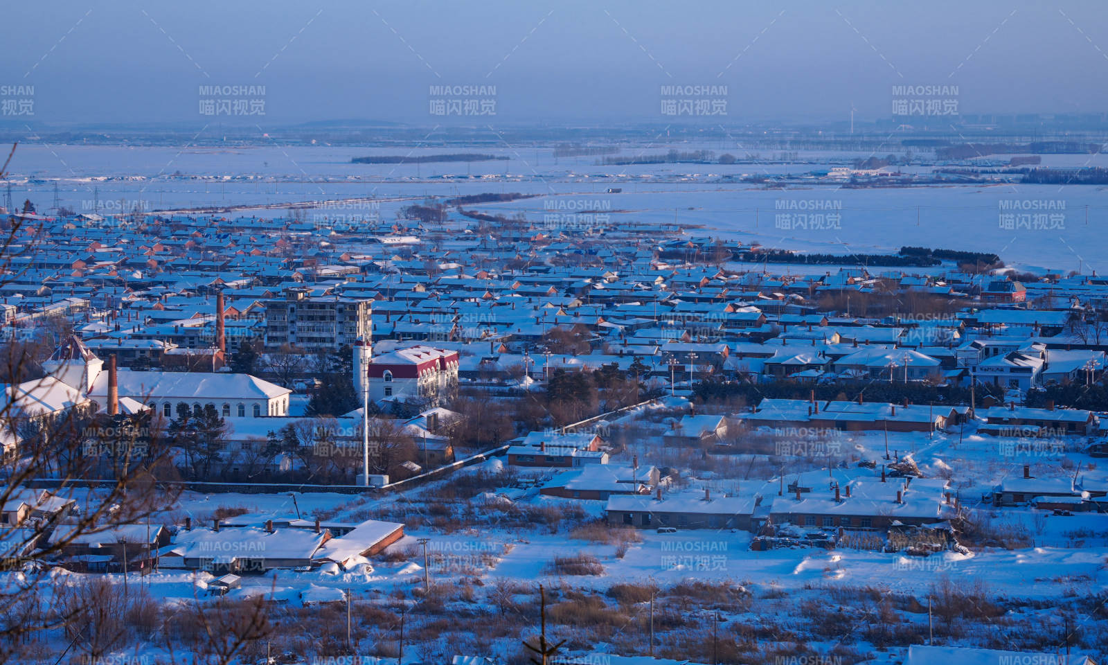 东北小镇静谧冬景图片