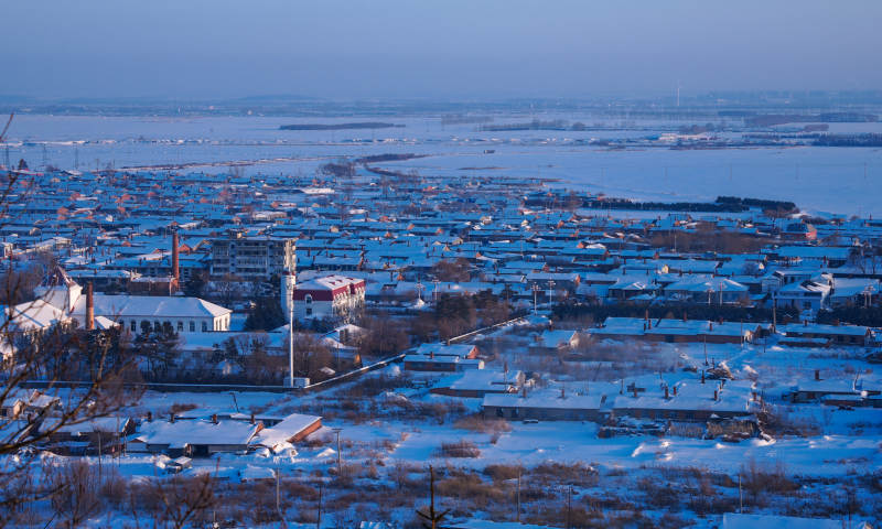 东北小镇静谧冬景图片