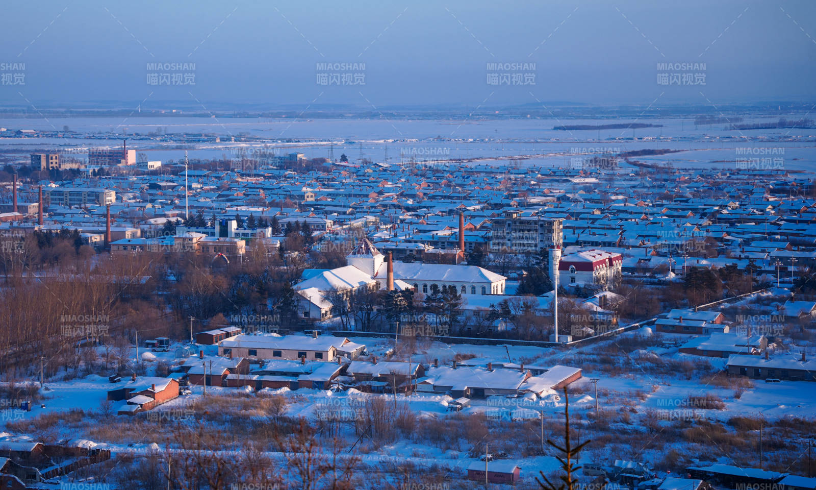 东北小镇静谧冬景图片