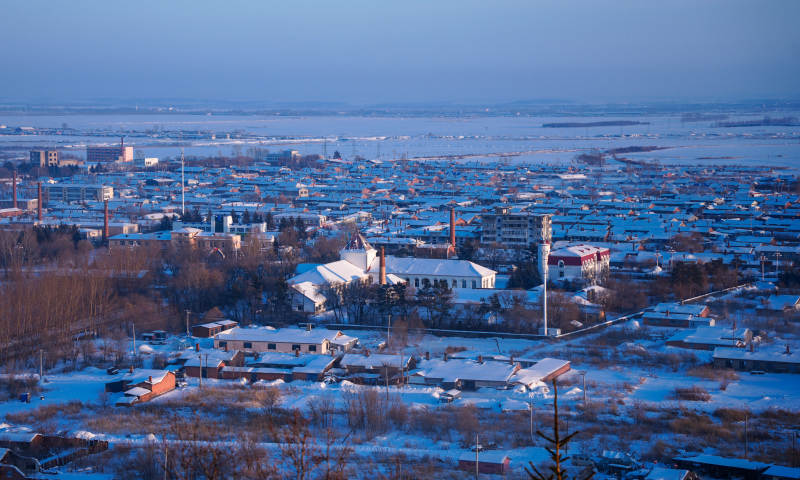 东北小镇静谧冬景图片