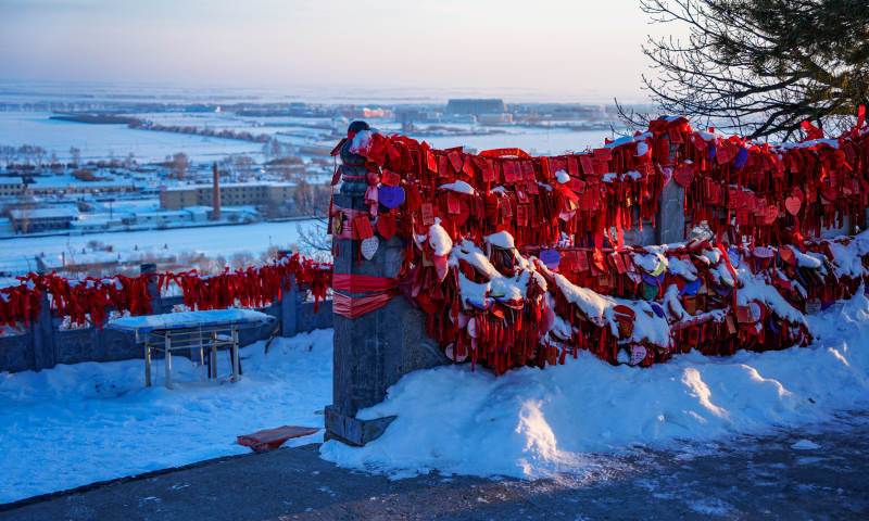 雪中的红色祈福墙图片