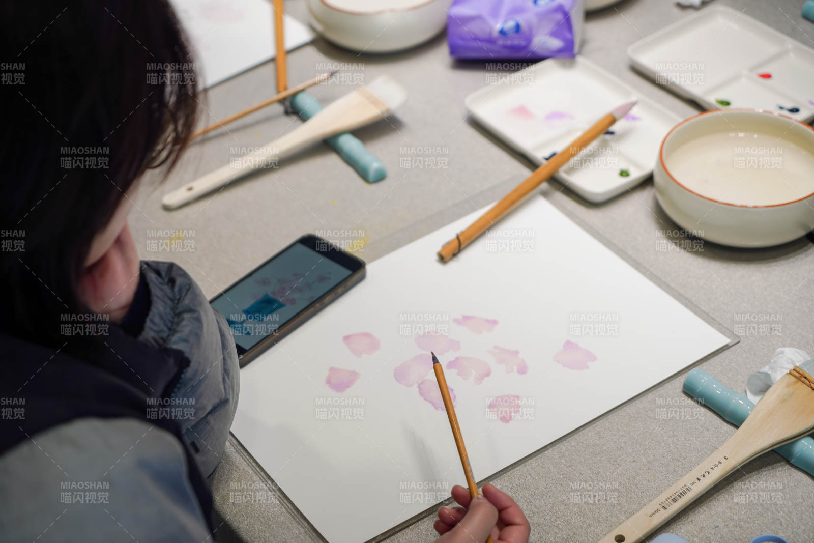 专注绘画的瞬间图片