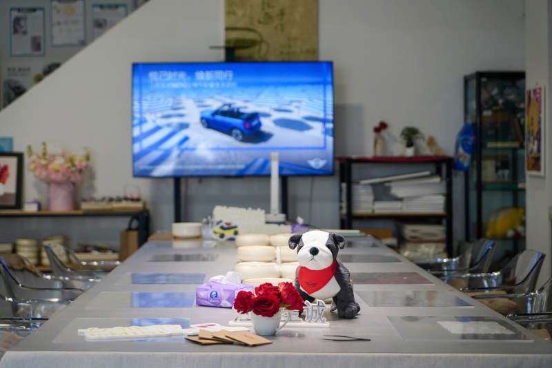 温馨教室里的小狗图片