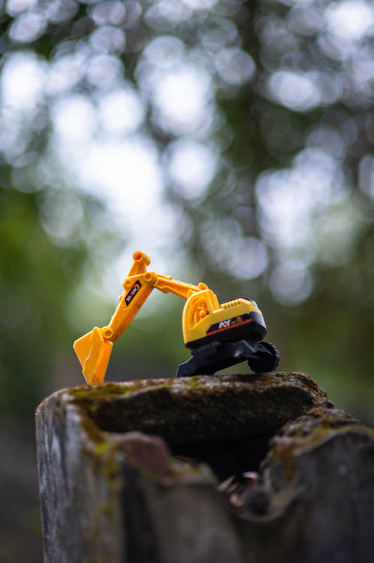 小挖机在树桩上图片