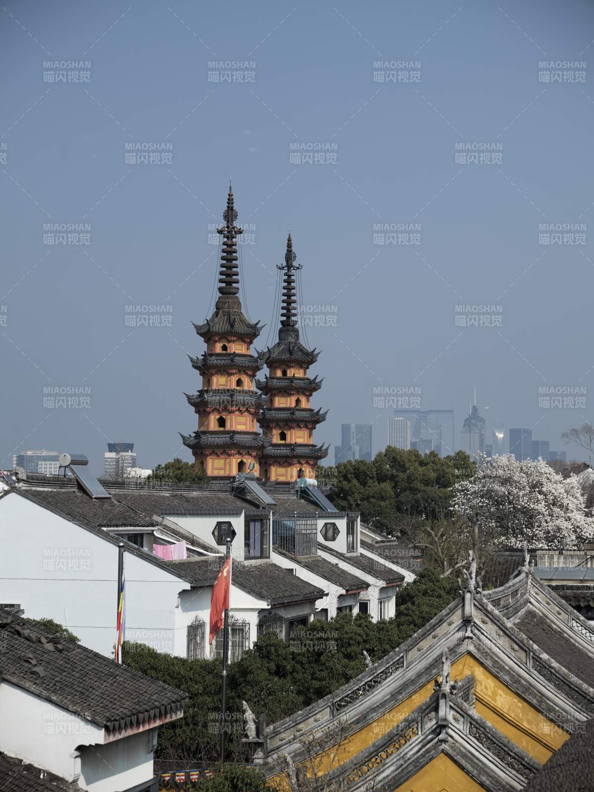 双塔映城景图片