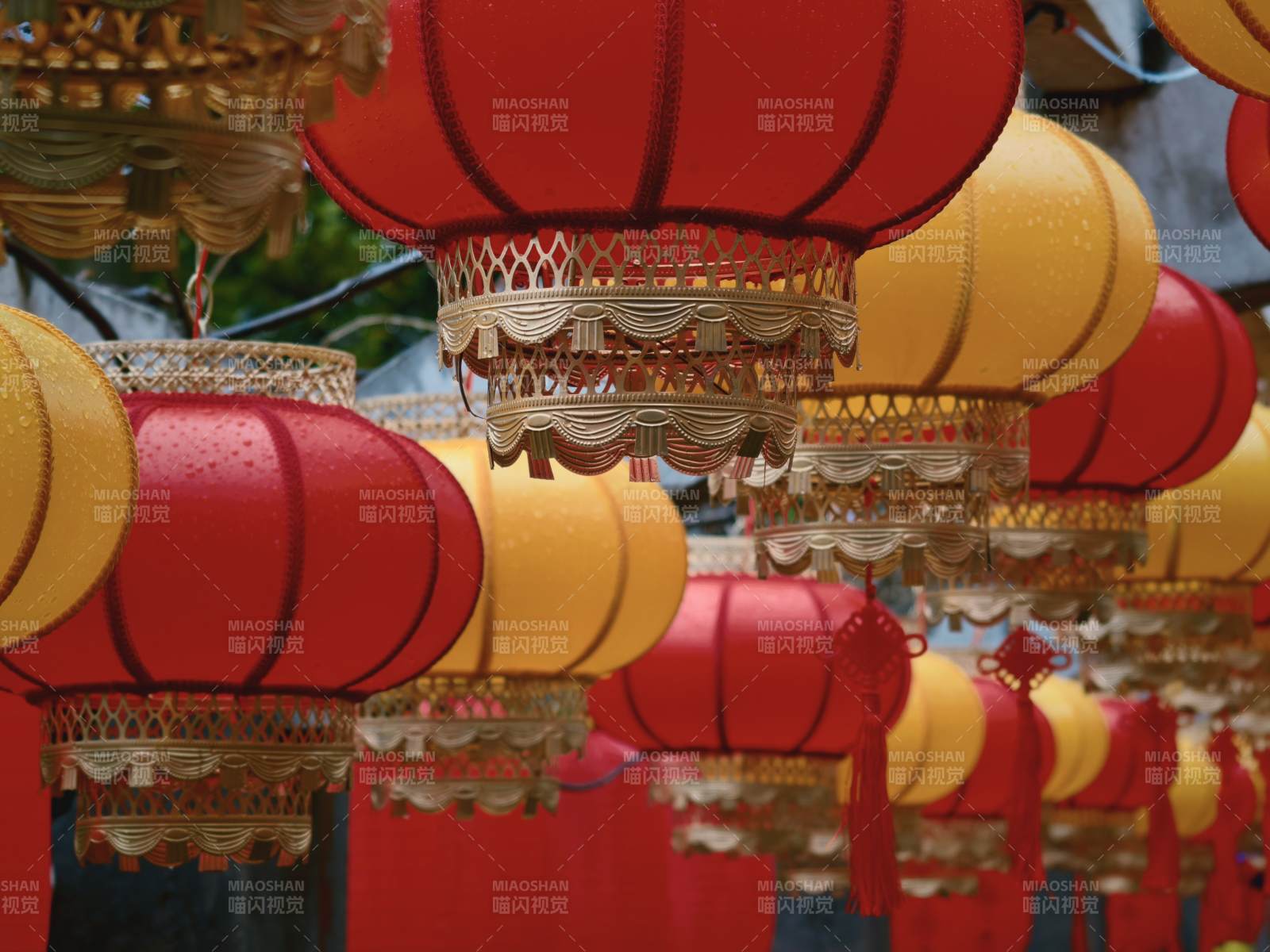 红黄灯笼挂满街图片