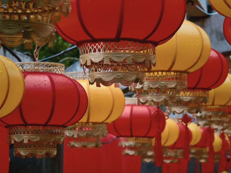 红黄灯笼挂满街图片