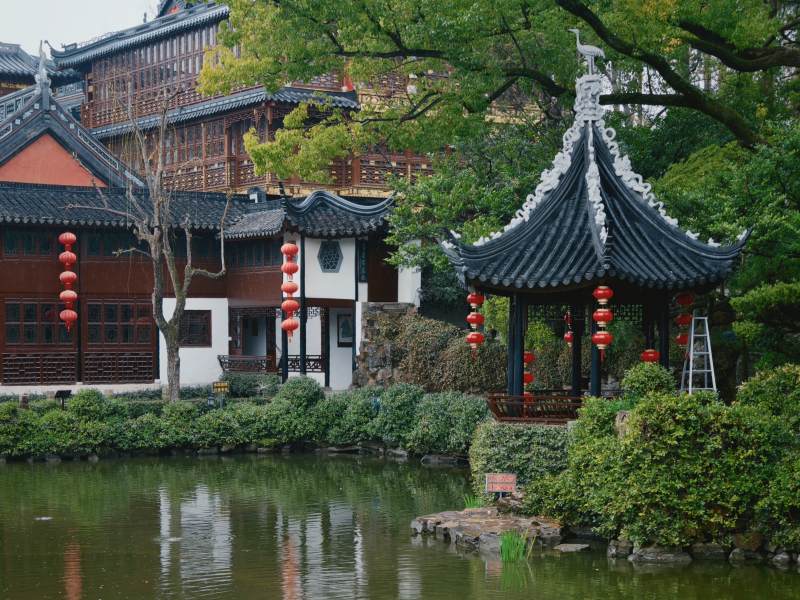 古亭映水 红灯点缀图片