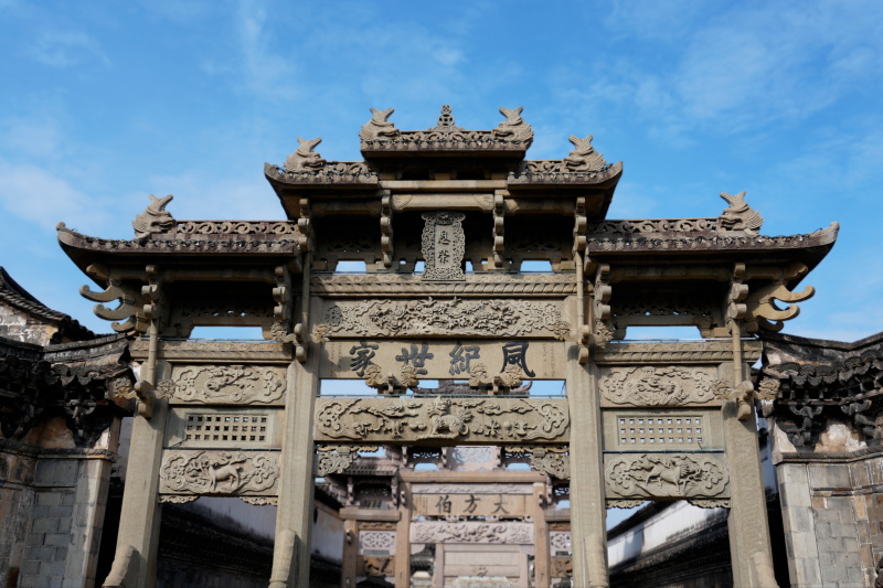 古韵牌坊映蓝天卢宅图片