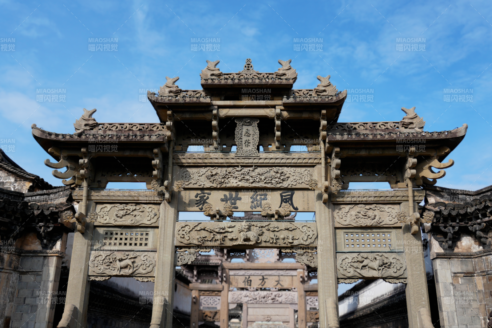 古韵牌坊映蓝天卢宅图片