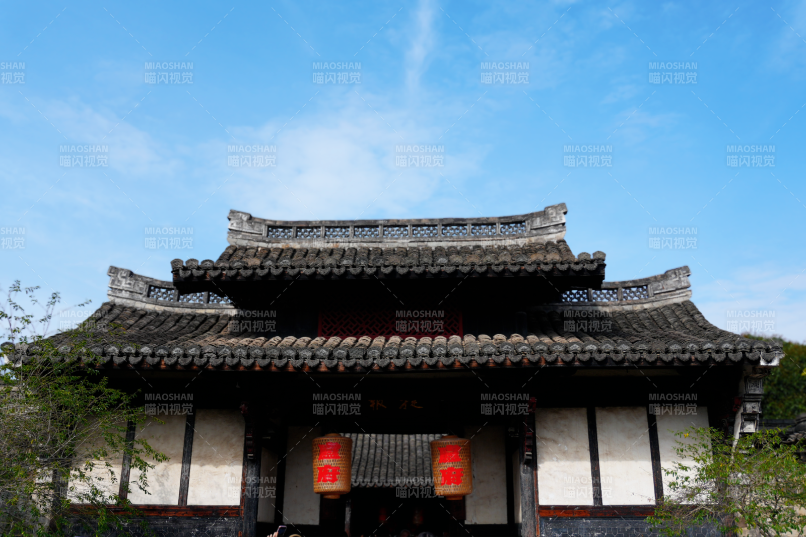 古建筑门前红灯笼卢宅图片