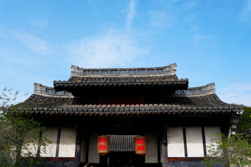 古建筑门前红灯笼卢宅图片