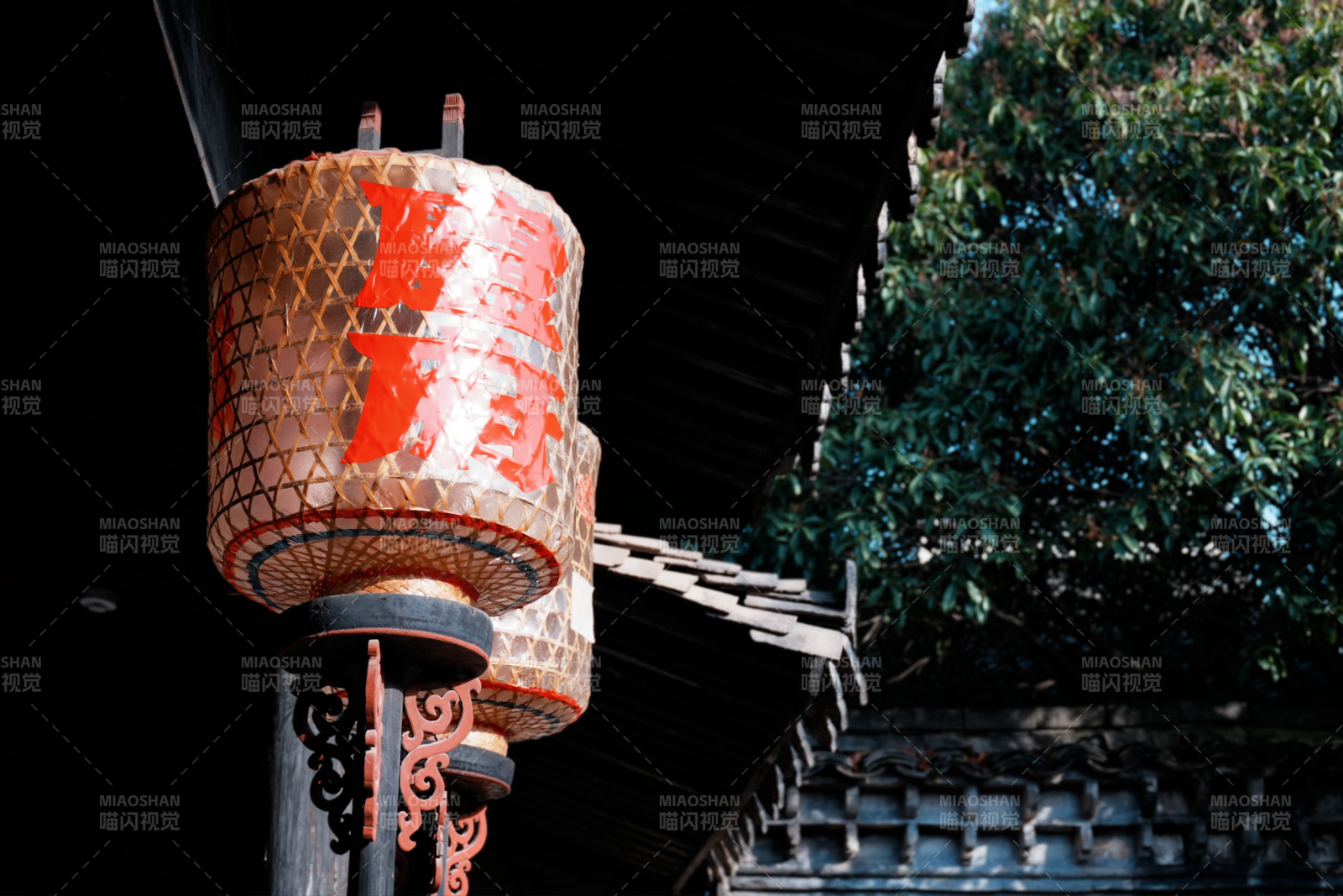 古寺红灯笼卢宅图片