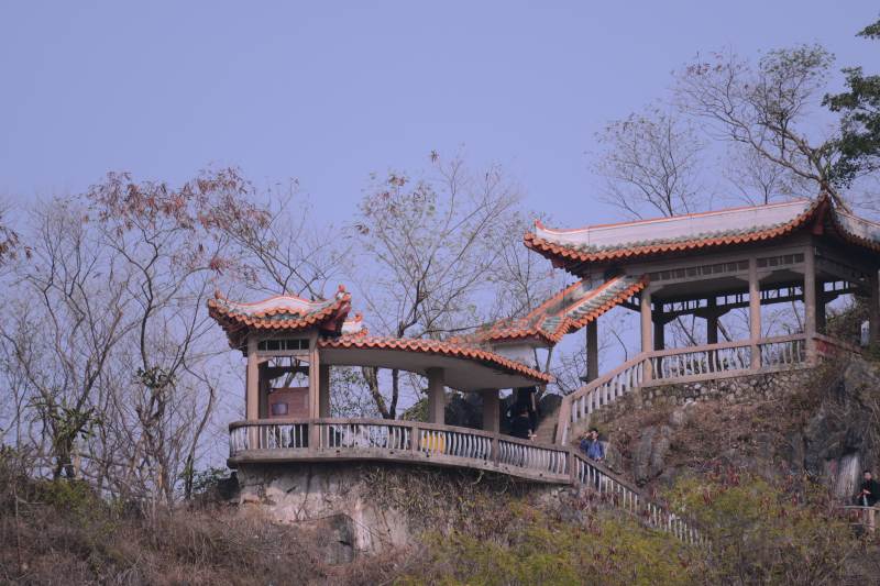 七星岩山间古亭风光图片