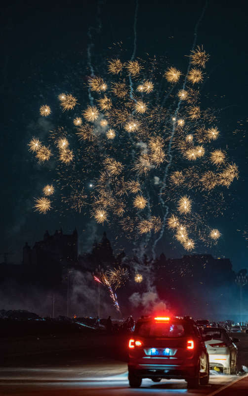夜空烟花绽放图片