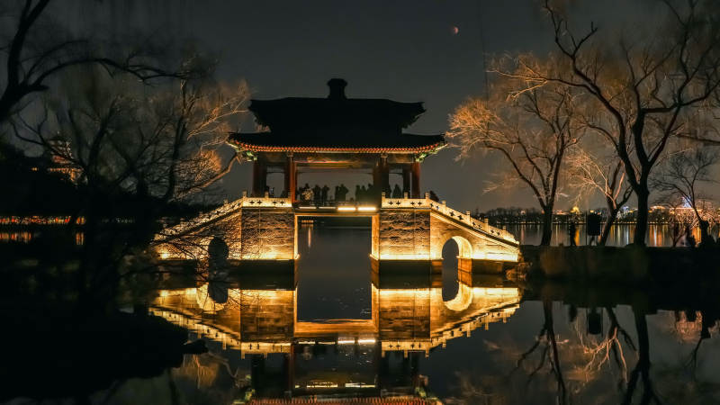颐和园夜色中的古亭倒影图片
