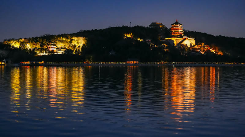 颐和园夜色中的湖畔佛香阁图片