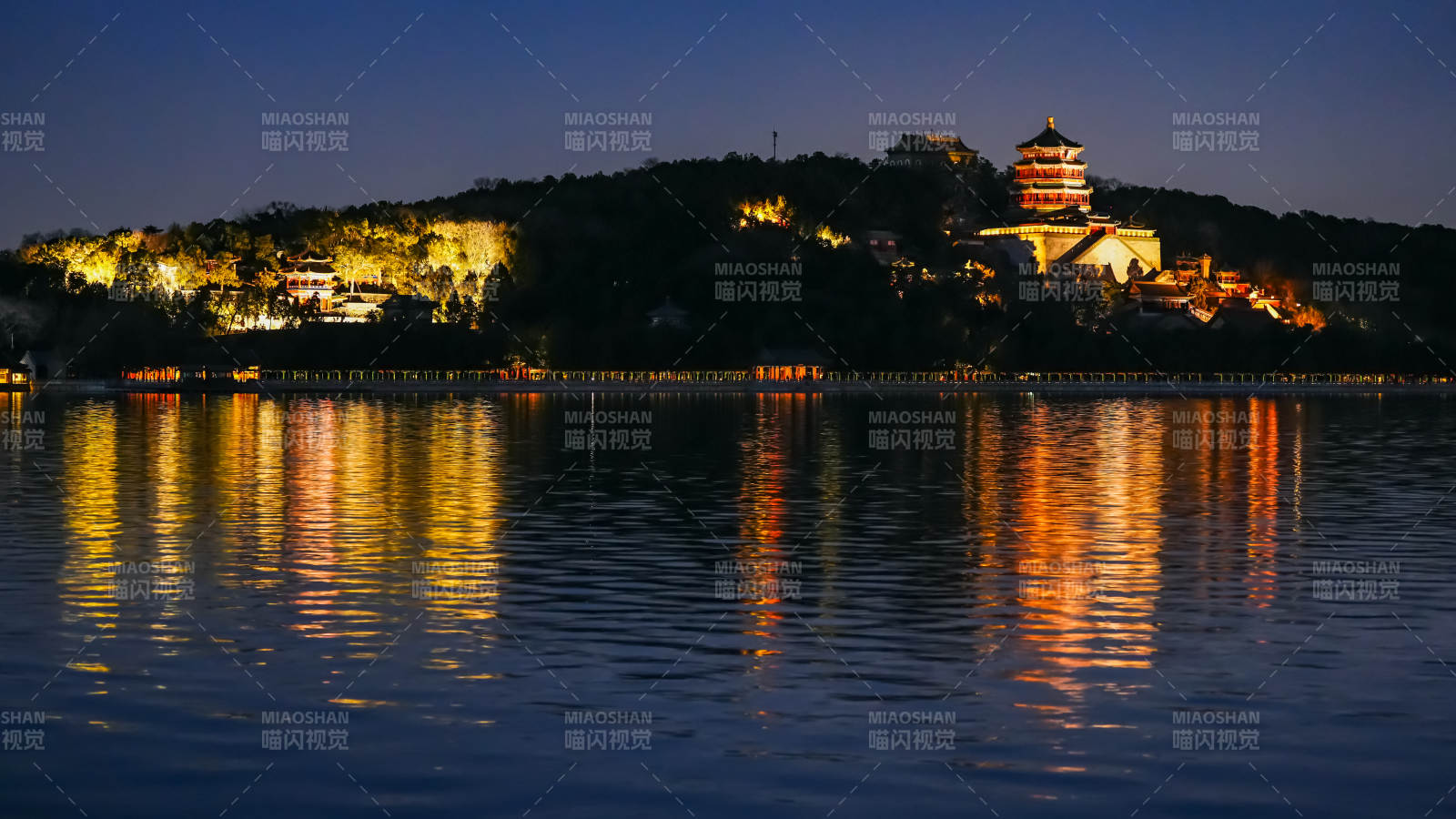 颐和园夜色中的湖畔佛香阁图片