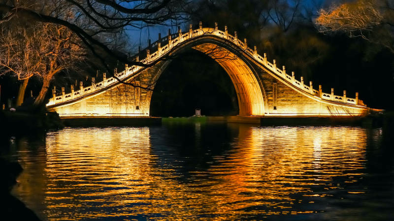 颐和园夜色中的拱桥倒影图片