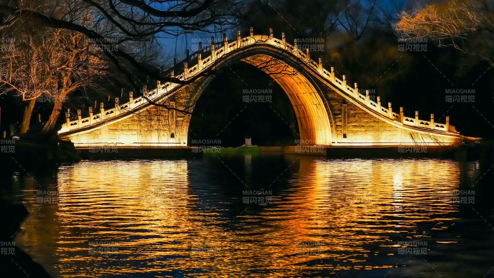 颐和园夜色中的拱桥倒影图片