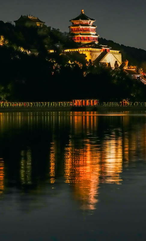 颐和园佛香阁夜色中的古塔倒影图片