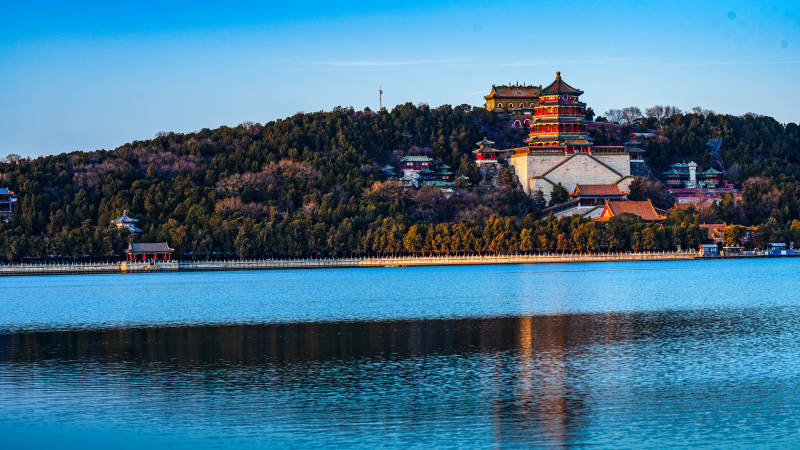 颐和园湖畔古建筑群图片