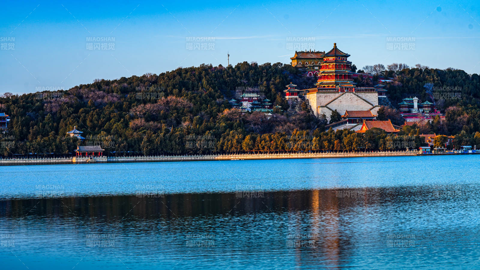 颐和园湖畔古建筑群图片