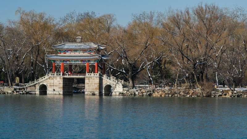 颐和园湖畔古亭静谧景图片