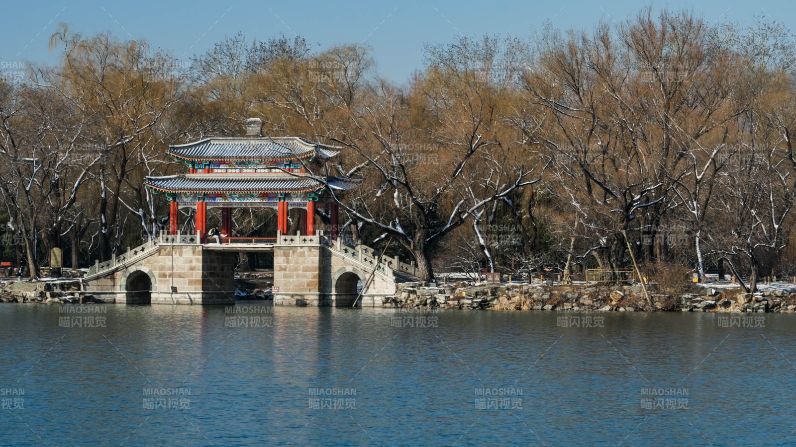 颐和园湖畔古亭静谧景图片