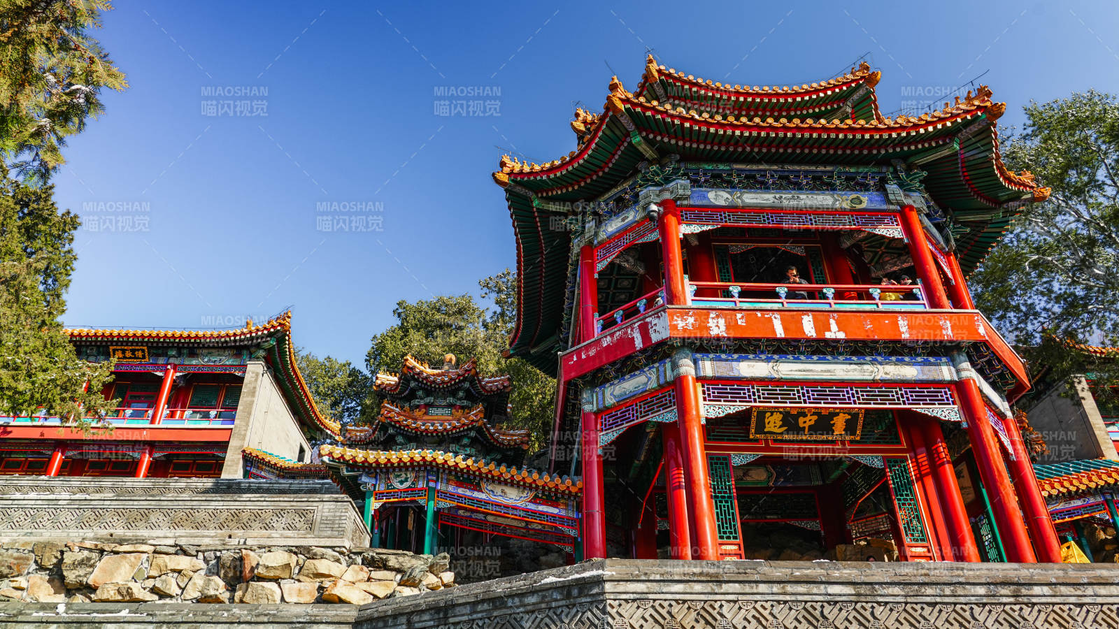 颐和园古色古香的亭台楼阁图片