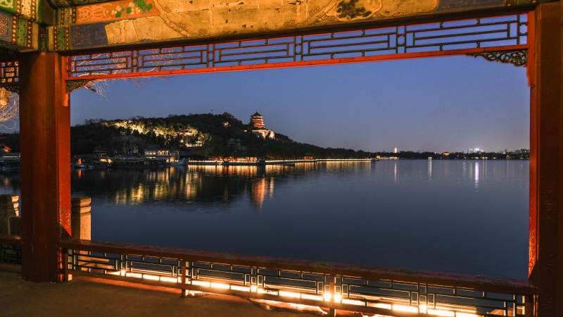 颐和园夜色中的湖光山色图片