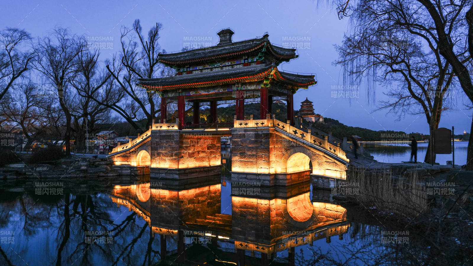 颐和园夜色中的古亭倒影图片